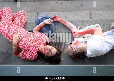 Marche en faveur de l'Ukraine entre la place de la République et la Bastille, une centaine de manifestants, dont plusieurs enfants, sont présents Banque D'Images