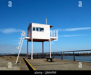 Le Pink Hut. A l'origine, il y avait un poste d'observation pour les courses de bateaux, etc. Cardiff barrage vues. Août 2022. Été Banque D'Images