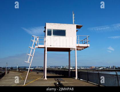 Le Pink Hut. A l'origine, il y avait un poste d'observation pour les courses de bateaux, etc. Cardiff barrage vues. Août 2022. Été Banque D'Images