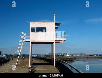 Le Pink Hut. A l'origine, il y avait un poste d'observation pour les courses de bateaux, etc. Cardiff barrage vues. Août 2022. Été Banque D'Images