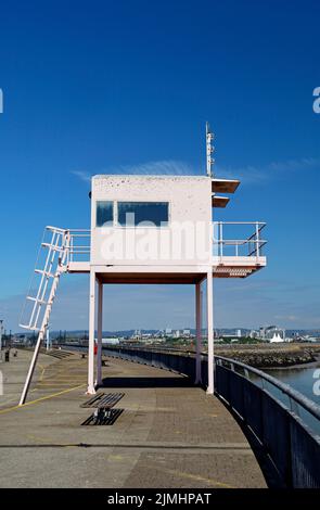 Le Pink Hut. A l'origine, il y avait un poste d'observation pour les courses de bateaux, etc. Cardiff barrage vues. Août 2022. Été Banque D'Images