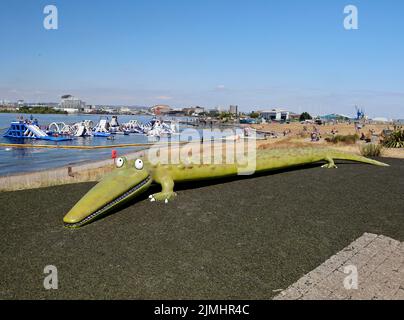 Roald Dahl a inspiré des œuvres d'art, l'énorme crocodile. Cardiff barrage. Août 2022. Été. Aqua Park en arrière-plan. Banque D'Images