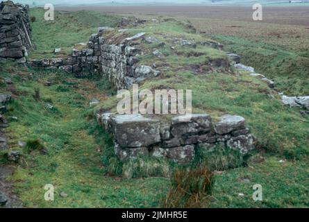 Bouclier sur le mur, 33th Milecastle (Type II). Juin 1974. Vestiges d'une fortification défensive romaine connue sous le nom de mur d'Hadrien, qui s'élève à environ 118 km avec un nombre de forts, de châteaux et de tourelles. Numérisation d'archivage à partir d'une lame. Banque D'Images