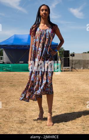 Hampshire, Royaume-Uni. 6th août 2022. Le festival annuel de Bula organisé par les Fijians servant dans l'armée britannique contenait des salutations traditionnelles, un service du souvenir pour les camarades tombés, un Meke étant une danse traditionnelle et une fois la danseuse était douée des boulons de tissu pour marquer son premier Meke, Fashion week de Londres Pacific Fashion week avec des modèles et des dessins d'Australie, Nouvelle-Zélande, Tonga, Fidji, Samoa. Crédit : Peter Hogan/Alay Live News Banque D'Images