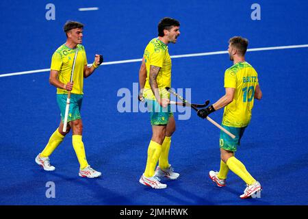 Le Blake Govers d'Australie (au centre) célèbre le troisième but de son équipe avec des coéquipiers dans la demi-finale de hockey masculin contre l'Australie et l'Angleterre au Centre de hockey et de squash de l'Université de Birmingham le neuvième jour des Jeux du Commonwealth de 2022 à Birmingham. Date de la photo: Samedi 6 août 2022. Banque D'Images