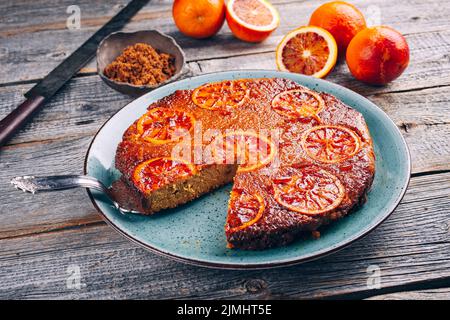 Tarte traditionnelle italienne à la ricotta à l'orange avec fruits et amandes, de style moderne, servie en gros plan sur une assiette de style nordique wi Banque D'Images