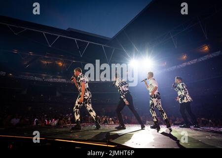 Westlife sur scène au stade Wembley, Londres, lors de leur spectacle complet sur le site. Date de la photo: Samedi 6 août 2022. Banque D'Images