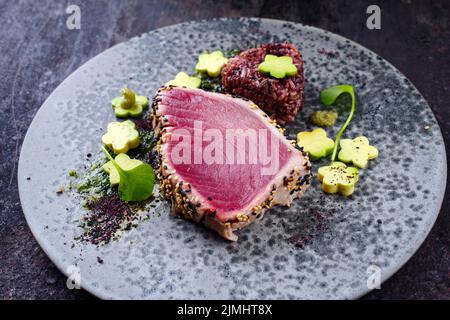 Style moderne traditionnel japonais gastronomique thoniers tatatatataki avec Sakura avocat Banque D'Images