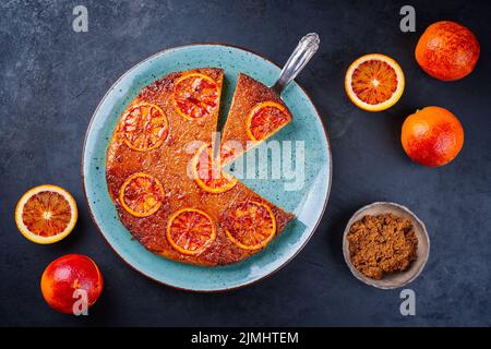 Tarte traditionnelle italienne à la ricotta à l'orange avec fruits et amandes, de style moderne, servie comme vue de dessus sur une assiette de style nordique wi Banque D'Images