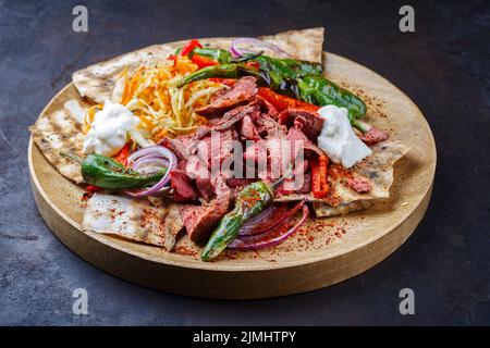 Gyros de bœuf grec traditionnel avec salade de carottes au chou Banque D'Images