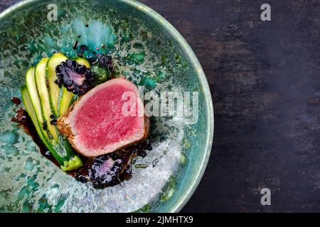 Style moderne traditionnel frit et sec filet de bœuf angus medaillons naturel avec des courgettes de bébé Banque D'Images