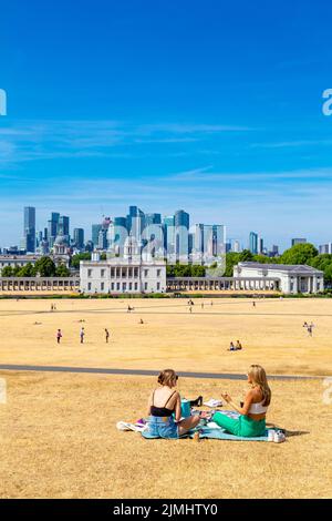 6 août 2022 - Londres, Royaume-Uni - les gens pique-niques et bains de soleil sur l'herbe séchée à Greenwich Park après une série de vagues de chaleur et des températures records, ville face à la sécheresse et mesures de rationnement de l'eau Banque D'Images