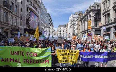 Londres, Royaume-Uni. 6th août 2022. Les manifestants défilant à Haymarket. Des milliers de personnes ont défilé dans le centre de Londres pour soutenir les droits des animaux et le véganisme, et ont appelé à la fin du spéciéisme et de toutes les formes d'exploitation animale. Credit: Vuk Valcic/Alamy Live News Banque D'Images