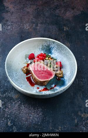 Style moderne traditionnel frit et sec filet de bœuf angus medaillons naturel avec tartre aux champignons Banque D'Images