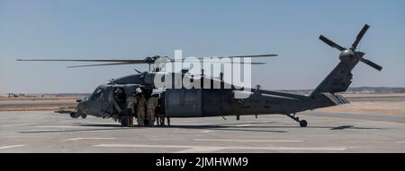 Un Faucon du Pave HH-60 de la Force aérienne des États-Unis affecté à l'escadron de sauvetage expéditionnaire 46th se prépare à prendre le vol à un endroit non divulgué en Asie du Sud-Ouest, en 27 juillet 2022. Le Pave Hawk est un hélicoptère bi-turbomoteur en service dans la Force aérienne des États-Unis. (É.-U. Photo de la Force aérienne par Tech. Sgt. Jeffery Foster) Banque D'Images