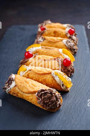 Pâtisserie italienne traditionnelle sicilienne dessert cannoli avec garniture crémeuse à la ricotta Banque D'Images