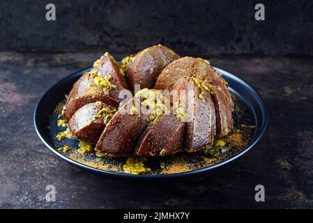 Gâteau au rhum de fruit passion en marbre exotique avec glaçage au sucre Banque D'Images