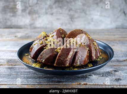 Gâteau au rhum de fruit passion en marbre exotique avec glaçage au sucre Banque D'Images