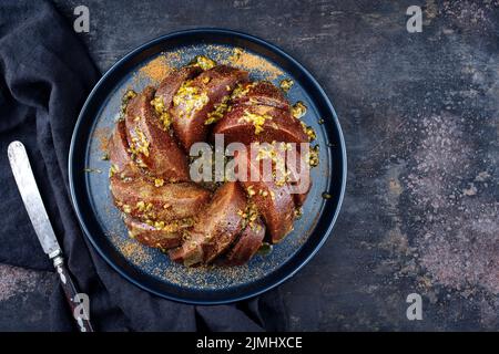 Gâteau au rhum de fruit passion en marbre exotique avec glaçage au sucre Banque D'Images