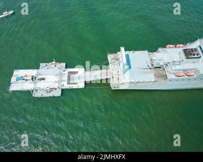 220802-N-N0835-1002 BASE NAVALE AMPHIBIE CORONADO, CALIFORNIE (AOÛT 2, 2022) l'engin du système d'éclairage de la Marine (INLS) amélioré, attaché au Bataillon de construction amphibie 1 (ACB 1), est relié à la rampe de déchargement d'un navire du Commandement du transport maritime militaire à l'appui des opérations d'entraînement de logistique interarmées sur terre (JLOTS) dans les eaux au large de la Virginie, le 2 août 2022. Le JLOTS est une capacité expéditionnaire utilisée par le ministère de la Défense (DoD) pour transporter des véhicules militaires et du fret des navires de décollage et de décollage en mer jusqu'à la rive via une infrastructure portuaire improvisée. Les JLOTS sont utilisés lorsque le DOD en a besoin Banque D'Images