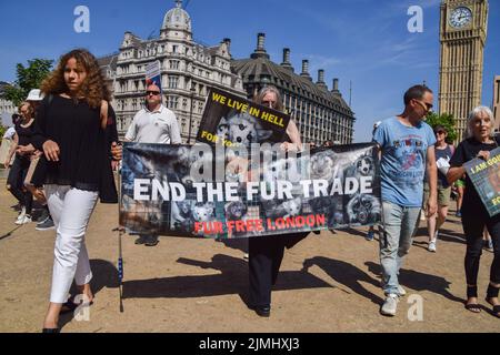 Londres, Royaume-Uni. 6th août 2022. Manifestants anti-fourrure sur la place du Parlement. Des milliers de personnes ont défilé dans le centre de Londres pour soutenir les droits des animaux et le véganisme, et ont appelé à la fin du spéciéisme et de toutes les formes d'exploitation animale. Credit: Vuk Valcic/Alamy Live News Banque D'Images