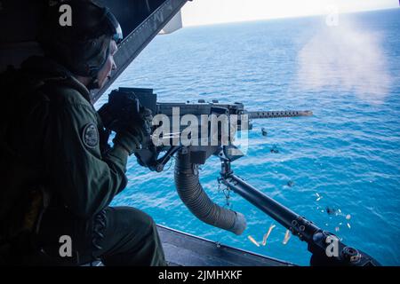 Sergent d'état-major des Marines des États-Unis Christopher Morris, chef d'équipage du Marine Medium Tiltrotor Squadron 161, Marine Aircraft Group 16, 3rd Marine Aircraft Wing, cherche une cible lors d'un exercice d'entraînement en direct contre les incendies près de la côte de la Californie, le 2 août 2022. La formation maintient et augmente la compétence et la précision du système d'armes pour les Marines, assurant ainsi la disponibilité et la létalité, permettant au MV-22B Osprey d'opérer dans les zones contestées. (É.-U. Photo du corps marin par lance Cpl. Daniel Childs) Banque D'Images