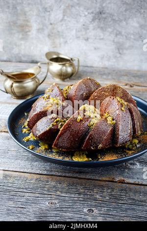 Gâteau au rhum de fruit passion en marbre exotique avec glaçage au sucre Banque D'Images