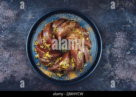 Gâteau au rhum de fruit passion en marbre exotique avec glaçage au sucre Banque D'Images