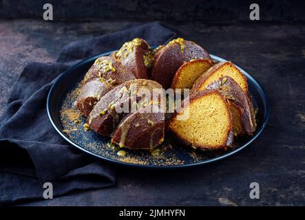 Gâteau au rhum de fruit passion en marbre exotique avec glaçage au sucre Banque D'Images