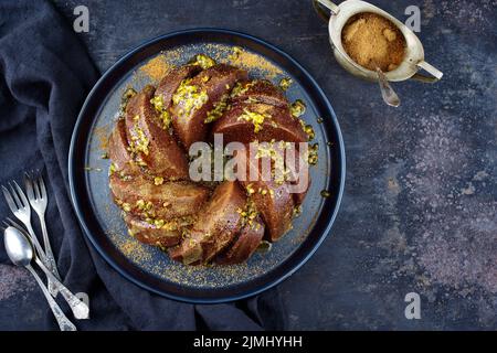 Gâteau au rhum de fruit passion en marbre exotique avec glaçage au sucre Banque D'Images