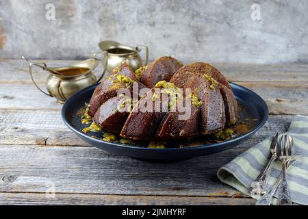 Gâteau au rhum de fruit passion en marbre exotique avec glaçage au sucre Banque D'Images