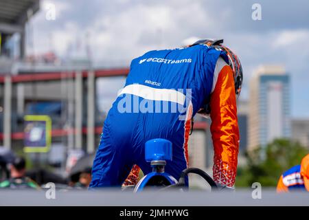 Nashville, Tennessee, États-Unis. 6th août 2022. SCOTT DIXON (9), d'Auckland, en Nouvelle-Zélande, se prépare à s'entraîner au Grand Prix de la ville de Big machine Music dans les rues de Nashville, Tennessee. (Image de crédit : © Walter G. Arce Sr./ZUMA Press Wire) Banque D'Images