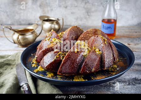 Gâteau au rhum de fruit passion en marbre exotique avec glaçage au sucre Banque D'Images