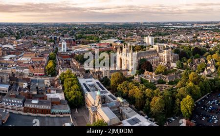 PETERBOROUGH, ROYAUME-UNI - 4 AOÛT 2022. Un paysage urbain aérien de la cathédrale et du centre-ville de Peterborough au coucher du soleil Banque D'Images