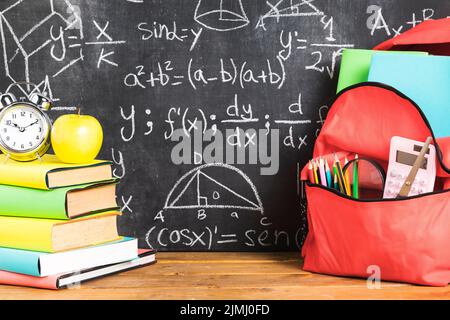 Composition scolaire avec table à dos pour livres Banque D'Images