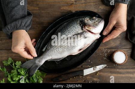 Vue de dessus du plateau à poisson brut Banque D'Images