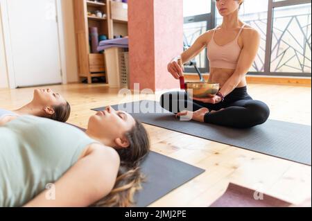 Cours d'enseignement féminin de yoga Banque D'Images