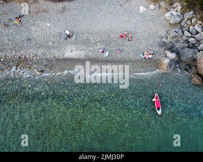Une vue aérienne des personnes se détendant sur la plage Banque D'Images