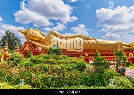 Vientiane Laos, statue de Bouddha inclinable à Wat Pha That Luang Banque D'Images