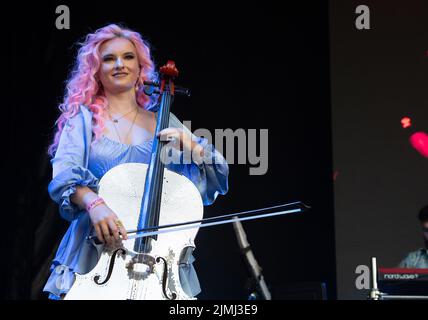 Ascot, Berkshire, Royaume-Uni. 6th août 2022. Clean Bandit se sont produits en direct ce soir devant des milliers de coureurs après la course de chevaux Dubai Duty Free Shergar Cup à l'hippodrome d'Ascot. Crédit : Maureen McLean/Alay Live News Banque D'Images