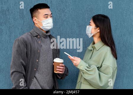 Jeune couple japonais portant un masque Banque D'Images