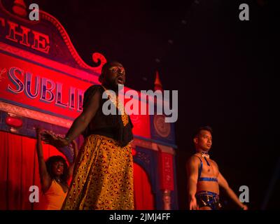 Oxfordshire, Royaume-Uni. 6th août 2022. Artistes burlesques le troisième jour du Wilderness Festival, Cornbury Park, Oxfordshire. Crédit : Andrew Walmsley/Alamy Live News Banque D'Images