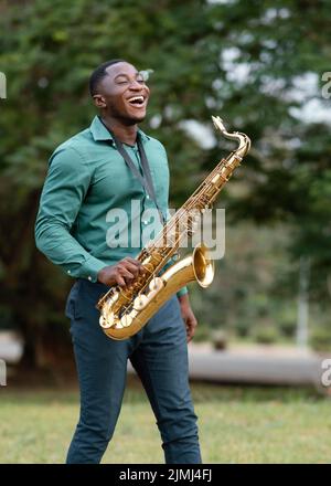 africain américain homme jouant instrument international de jazz journée Banque D'Images