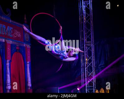 Oxfordshire, Royaume-Uni. 6th août 2022. Artistes burlesques le troisième jour du Wilderness Festival, Cornbury Park, Oxfordshire. Crédit : Andrew Walmsley/Alamy Live News Banque D'Images