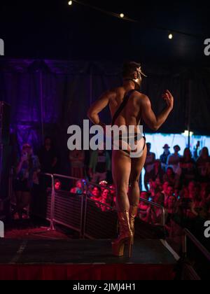 Oxfordshire, Royaume-Uni. 6th août 2022. Artistes burlesques le troisième jour du Wilderness Festival, Cornbury Park, Oxfordshire. Crédit : Andrew Walmsley/Alamy Live News Banque D'Images