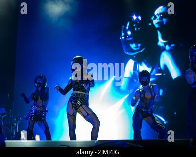 Oxfordshire, Royaume-Uni. 6th août 2022. Années et années titre le troisième jour du Wilderness Festival, Cornbury Park, Oxfordshire. Crédit : Andrew Walmsley/Alamy Live News Banque D'Images