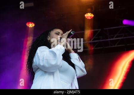 Ascot, Berkshire, Royaume-Uni. 6th août 2022. Clean Bandit se sont produits en direct ce soir devant des milliers de coureurs après la course de chevaux Dubai Duty Free Shergar Cup à l'hippodrome d'Ascot. Crédit : Maureen McLean/Alay Live News Banque D'Images