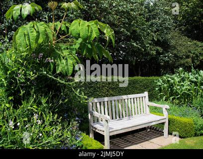 Banc commémoratif dédié à John Neave dans les jardins de Brightwater Banque D'Images