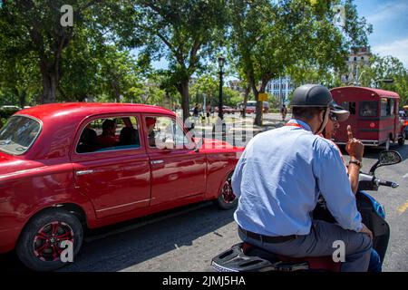 Une photo d'autres conducteurs dans une rue à partir d'un taxi. La Havane, Cuba. Banque D'Images