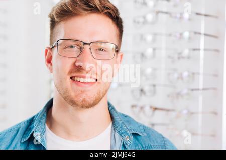 Homme à la recherche de nouveaux verres optométriste Banque D'Images